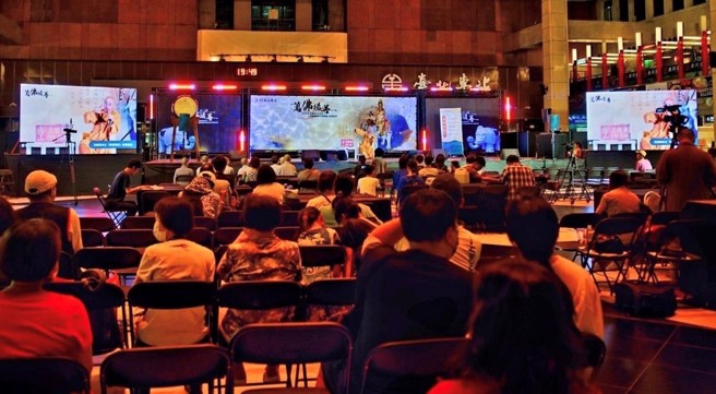 活动现场吸引眾多民眾热情参与，也藉此机会向法藏和尚请教自身课题。(图/翻摄自僧伽林频道_法藏法师)