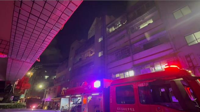 高雄三民區一處透天厝30日晚間發生火警，疑似屋主煮食不慎釀雜物燃燒，警消於屋內廁所找到女性屋主但已呈OHCA失去呼吸心跳，送醫急救中。（民眾提供／任義宇高雄傳真）