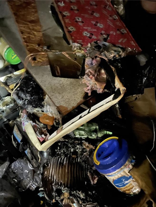 高雄三民區一處透天厝30日晚間發生火警，疑似屋主煮食不慎釀雜物燃燒，警消於屋內廁所找到女性屋主但已呈OHCA失去呼吸心跳，送醫急救中。（民眾提供／任義宇高雄傳真）