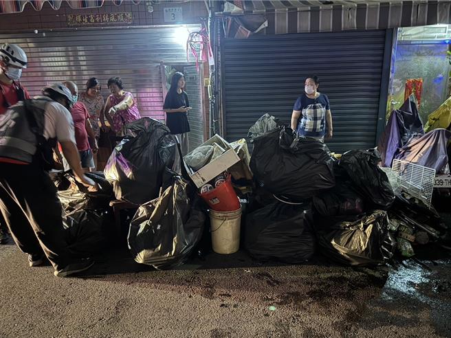 發生火警的屋內雜物眾多，增加救援難度，警消將雜物清出，持續搜索是否有人員傷亡受困。（民眾提供／任義宇高雄傳真）