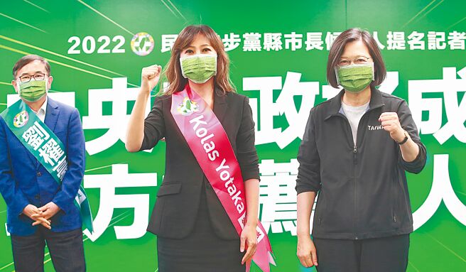 谷辣斯（中）爆料，总统府介入周刊指控她与已婚随扈发生不伦恋事件。图右为时任民进党主席蔡英文总统。（本报资料照片）