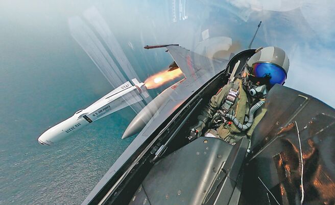 学者认为，相较于8年前不到2兆元，114年度岁出规模可能破3兆元，很少国家像台湾岁出成长这么快。图为明年度将增购F-16。（军闻社）