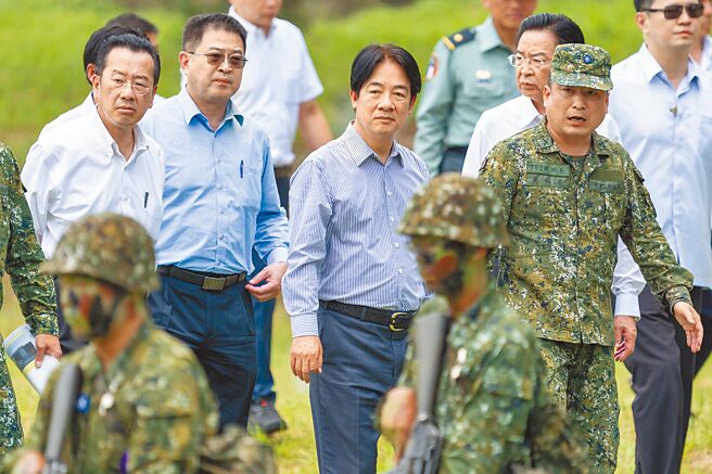 赖清德总统就任至今，多次发言挑动中共敏感神经，伤害两岸之间所剩无几的善意。图为赖清德（中）前往视导成功岭新兵入伍训练。（本报资料照片）