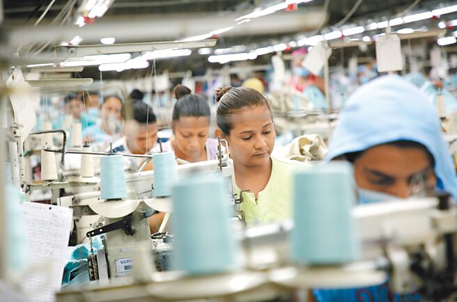 2022年牛仔裤代工大厂如兴惊爆财务危机，国发基金表态不再担任主投方。图为蔡英文总统2017年出访友邦尼加拉瓜，参访在地台商如兴纺织的成衣厂。（摘自总统府flickr）