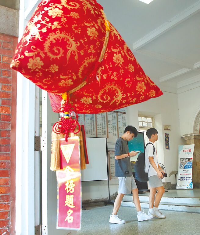 113學年度分科測驗29日公布成績，大考中心統計各科5標級分，化學和數甲的5標成績都創下近3年最高。圖為113學年度分科測驗考場。（本報資料照片）