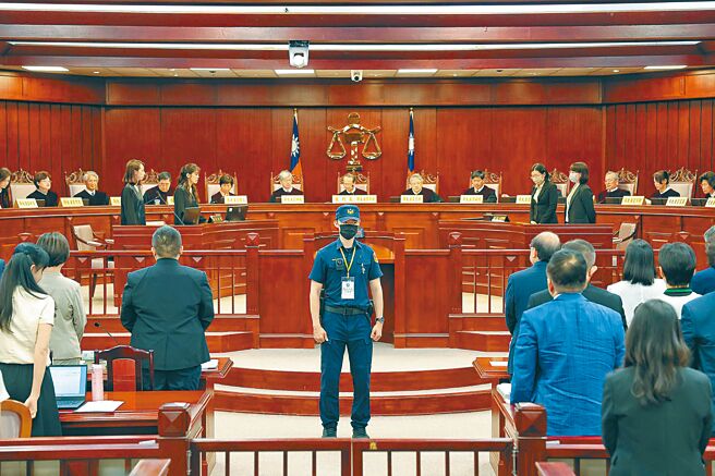 憲法法庭裁准國會改革法案的暫時處分後遭到滋擾，警方已加強維安。圖為暫時處分案開庭。（本報資料照片）