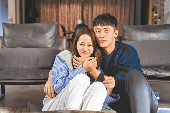 迪麗熱巴（左）與黃景瑜在《幸福，觸手可及》互動很有火花。（中天娛樂台提供）