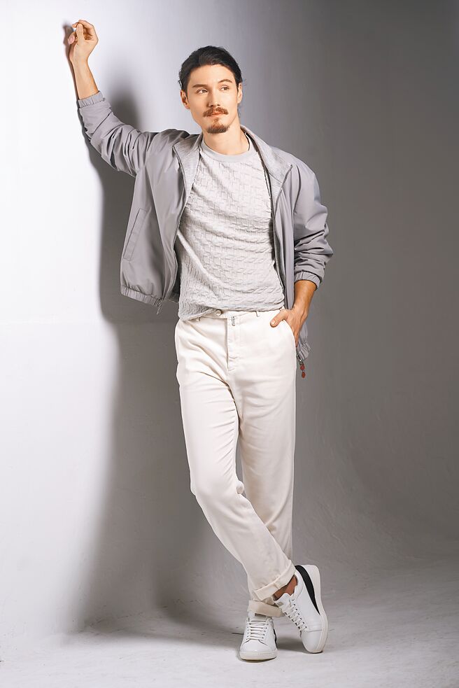 周厚安在《聽海湧》裡飾演國際法庭中的澳洲檢察官，該劇將在8月17日起，每周六在公視頻道播出。（攝影／JOJ PHOTO‧服裝／Kiton）