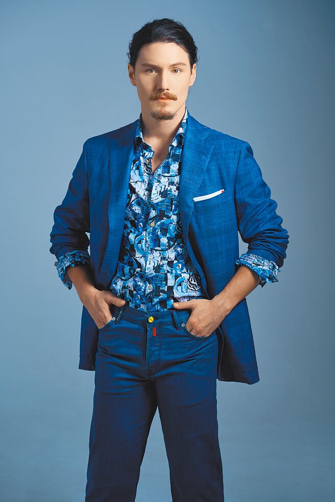 周厚安發現自己很適合正裝，笑說應該要天天這樣穿。（攝影／JOJ PHOTO‧服裝／Kiton）