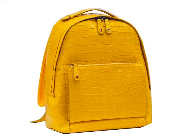 Kiton鵝黃鱷魚皮革後背包，204萬6400元。（Kiton提供）