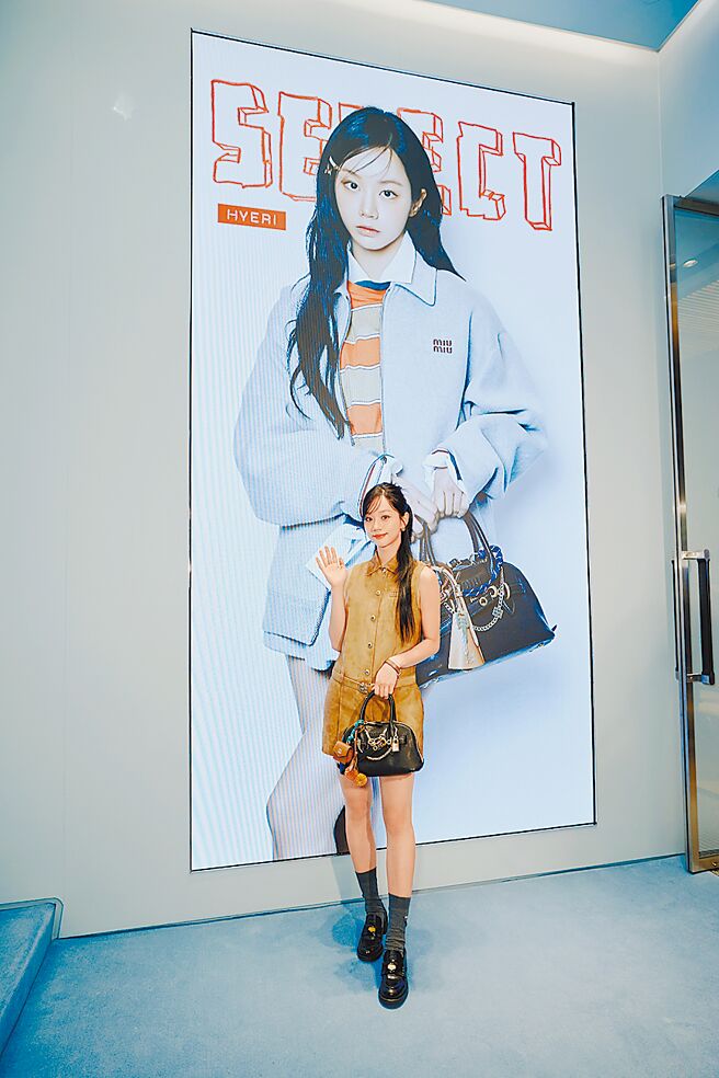 惠利开心与广东道专门店的巨幅「自己」合照。（Miu Miu提供）