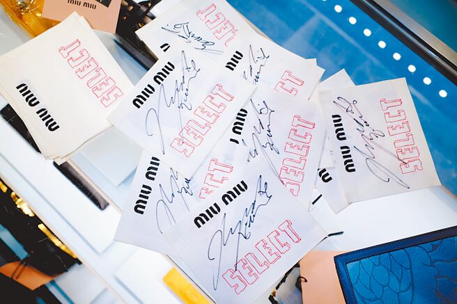 惠利于香港广东道专门店留下签名。（Miu Miu提供）