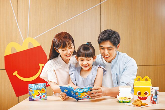 麥當今年暑假攜The Pinkfong Company旗下的人氣Baby Shark鯊魚寶寶，聯手推環保主題讀本（見圖），8月1日上午10點30分起至2025年1月，買「Happy Meal」麥麥盒四件組，即可獲Baby Shark環保主題讀本一本。（麥當勞提供）