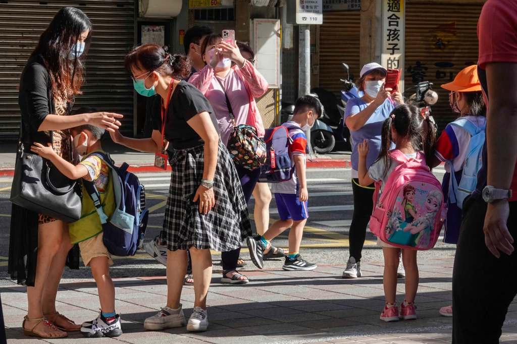 他見國小新生男女比崩潰 驚喊：每班都這樣 - 生活