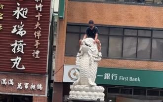 男跨坐城隍廟龍鯉雕像 民俗專家：嚴重侮辱恐遭「神罰」