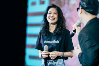 舒淇深夜調皮「露臉曬美照」變黑武士　網驚：嚇死人