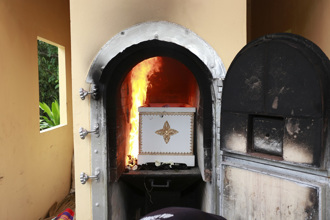 遺體火化「砰一聲」爆炸！網紅示警：4種東西別放