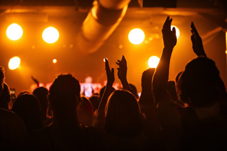 「閃電五連鞭」近況曝 化身夜店教父 演出一場賺百萬