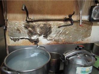 影》台南知名杏仁豆腐冰店遭诉厨房环境脏乱 卫生局出手了