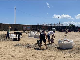 颱風後海漂垃圾湧現 基隆大武崙沙灘淨灘啟動