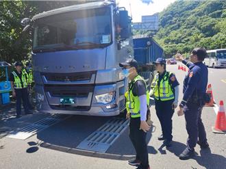 金山警攔查大型車超重超載  確保北海岸行車安全