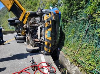 舊蘇花公路南澳段預拌混泥車翻覆　駕駛受困獲救送醫