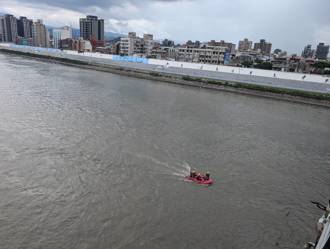 台北桥落水意外！1男坠入淡水河行踪不明 警消搜救中