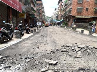 影》謝國樑親自會勘 基隆大慶大城社區爛路終於有解