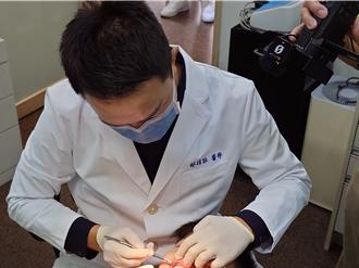 8歲小弟門牙失蹤「險從鼻孔長出」 醫警示恐是阻生齒作祟