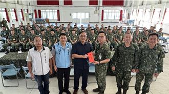 金門縣府關懷入營受訓役男 送上慰問品與勞軍款