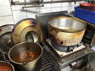 內湖小吃店滷肉飯吃一半看見蟑螂 民眾怒嗆：消保會見！