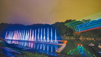 碧潭水舞 遭质疑破坏萤火虫生态