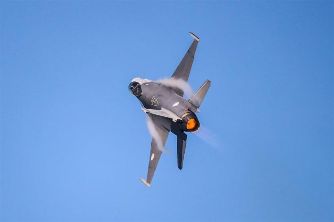  空军嘉义基地营区开放安排F-16等3型主力战机实施性能展示。
（本报资料照片）
