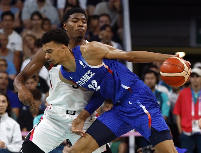 文班亞馬運球嘗試突破八村壘防守。(路透)