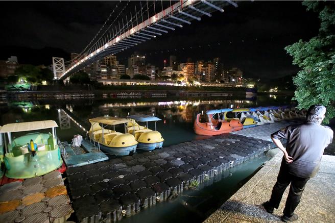 民眾党国际事务执行长兼发言人林子宇，30日深夜惊传在新店碧潭风景区落水。据了解，当班的保全在碧潭东岸巡逻时，发现有民眾拿着手机惊慌地喊着林女的名字，立刻在桥上来回搜寻，赫然在西岸的天鹅船码头的水面上，发现有手机的亮光及人影，赶紧衝到岸边将人拉起，并立刻报警。警消获报后赶抵现场，将林女送往新店耕莘医院救治，所幸没有大碍。图为林女落水的西岸天鹅船码头。（黄世麒摄）