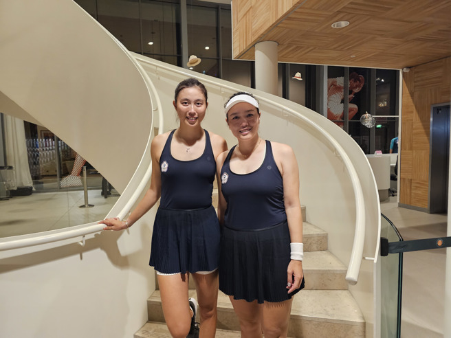 詹詠然（右）、詹皓晴姊妹組合在巴黎奧運女雙無緣16強。（陳筱琳攝）