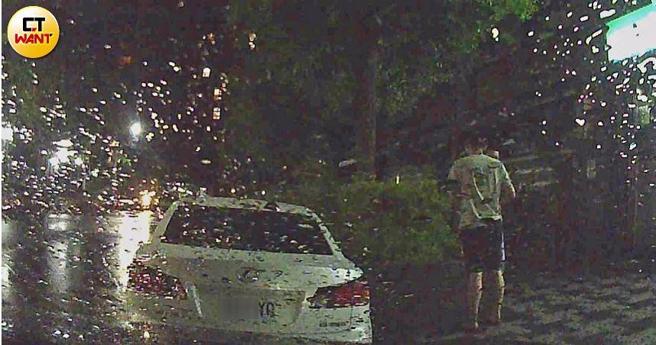 药头（浅色上衣）深夜现踪街头，当街进行依托咪酯「丧尸烟弹」交易。（图／影音组）