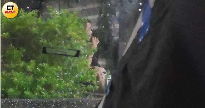 药头丝毫不介意于公眾场合狂抽殭尸菸弹，行径相当大胆。（图／影音组）