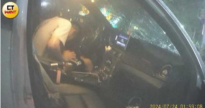 药头吸食依托咪酯药效发作，精神恍惚行为举止相当诡异。（图／影音组）