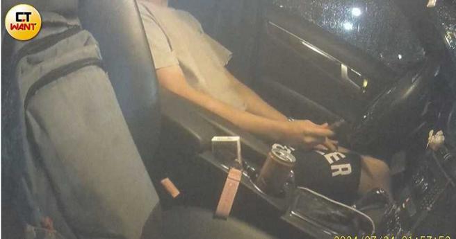 药头嗨到最高点，躺卧驾驶座像殭尸般抽动，合併流眼泪、鼻水等症状。（图／影音组）