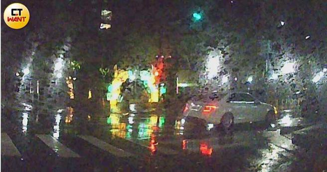 交易结束后约半小时，药头仍未离开现场，神智剥离无法控制肢体，完全不适合开车上路。（图／影音组）