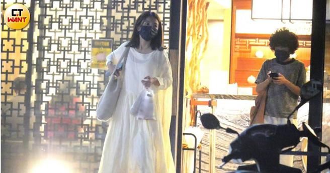 本刊日前巧遇田馥甄与一名女子一同去中医，田馥甄手上还拎着两个袋子。（图／本刊摄影组）