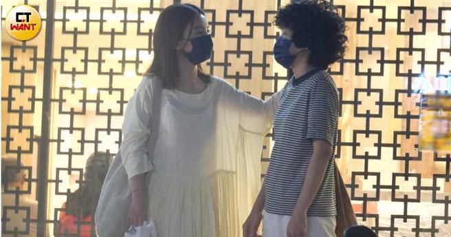 私底下的田馥甄一袭白洋装，手搭上卷髮女的肩膀，女神气场十足。（图／本刊摄影组）