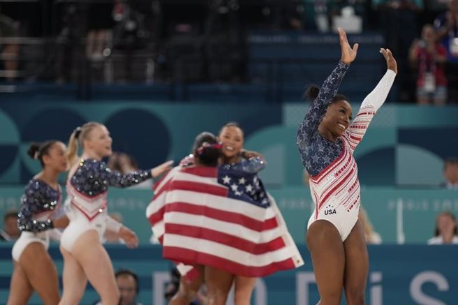 美国体操女将拜尔斯(右)率领女团夺回金牌。（美联社）