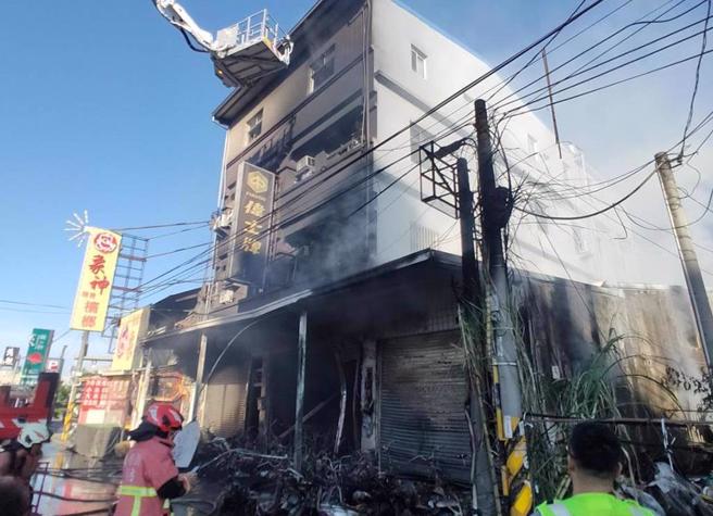 酿成3死的房东一度推责房客抽菸，事后还称 「契约烧光」不知租多少人。(孙英哲翻摄)