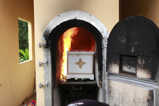 遗体火化时，若遗体身上有装心律调节器，可能会产生爆炸。（示意图：Shutterstock／达志）