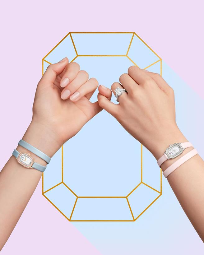 海瑞温斯顿印记Emerald系列18mm粉红与粉蓝缎面双圈钻表，风格奢华优雅。（Harry Winston提供）