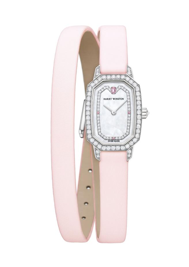 海瑞温斯顿印记Emerald系列18mm粉红缎面双圈钻表。（Harry Winston提供）