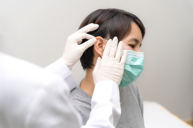 耳道若堆積太多的耳屎，以致於影響聽力應就醫。（示意圖，Shutterstock／達志）