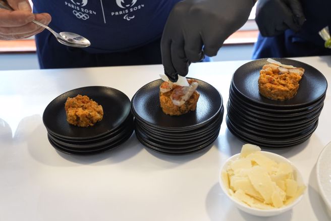 選手村麵包沙拉。（美聯社資料照）